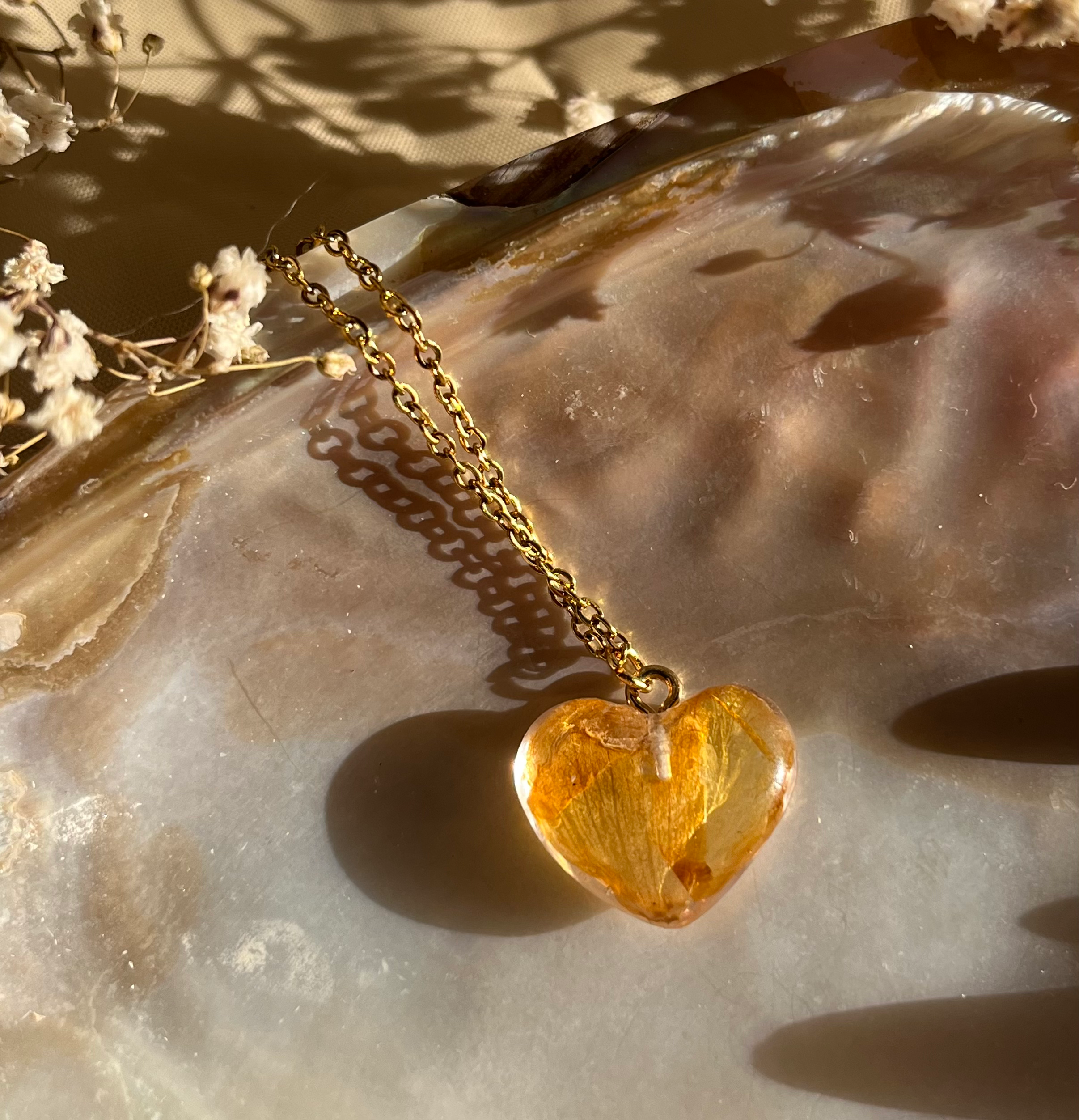 Colgante de corazón - pétalo de flor  image 1