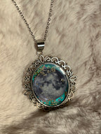 Colgante con camafeo • Luna entre flores