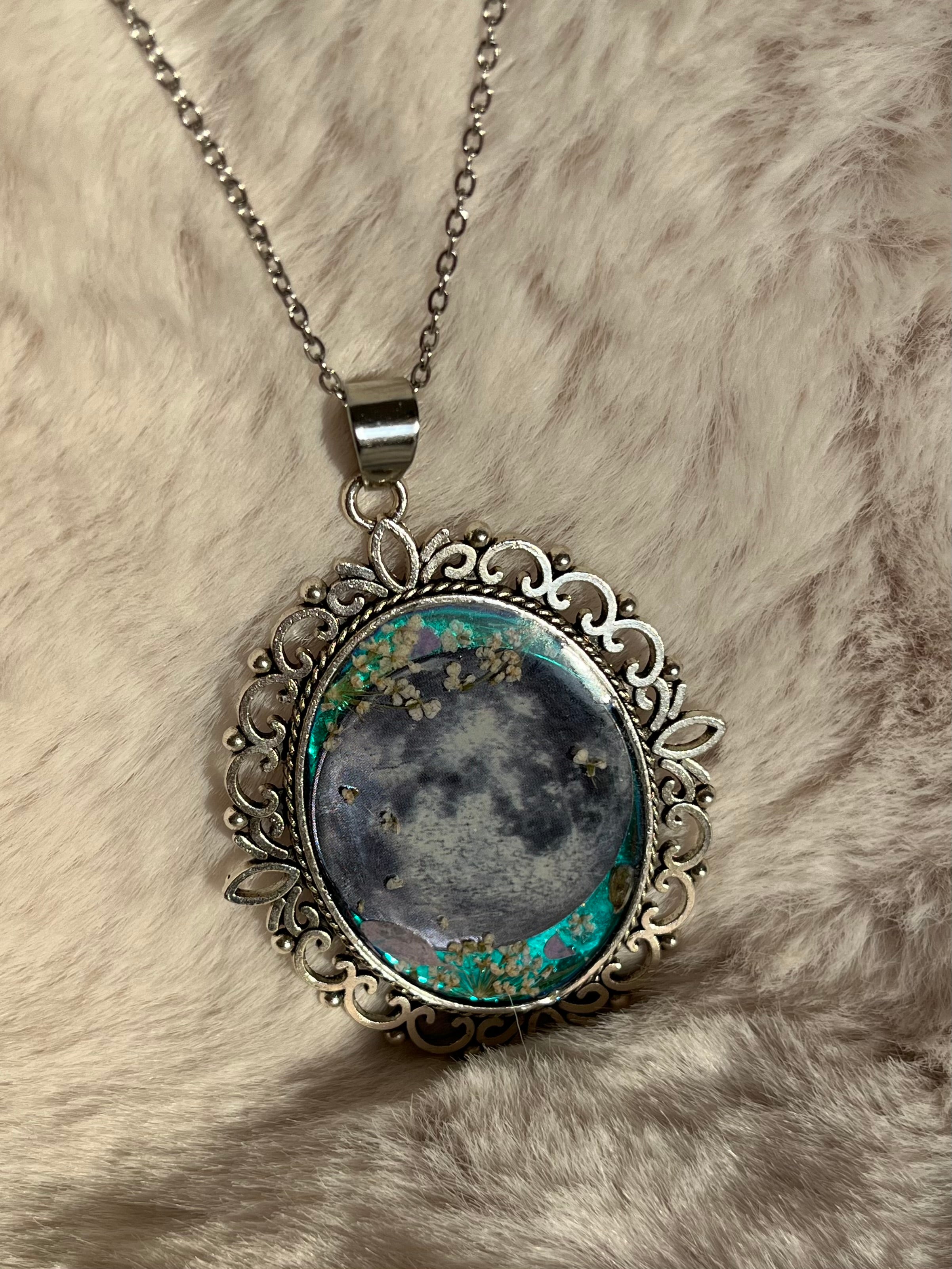 Colgante con camafeo • Luna entre flores