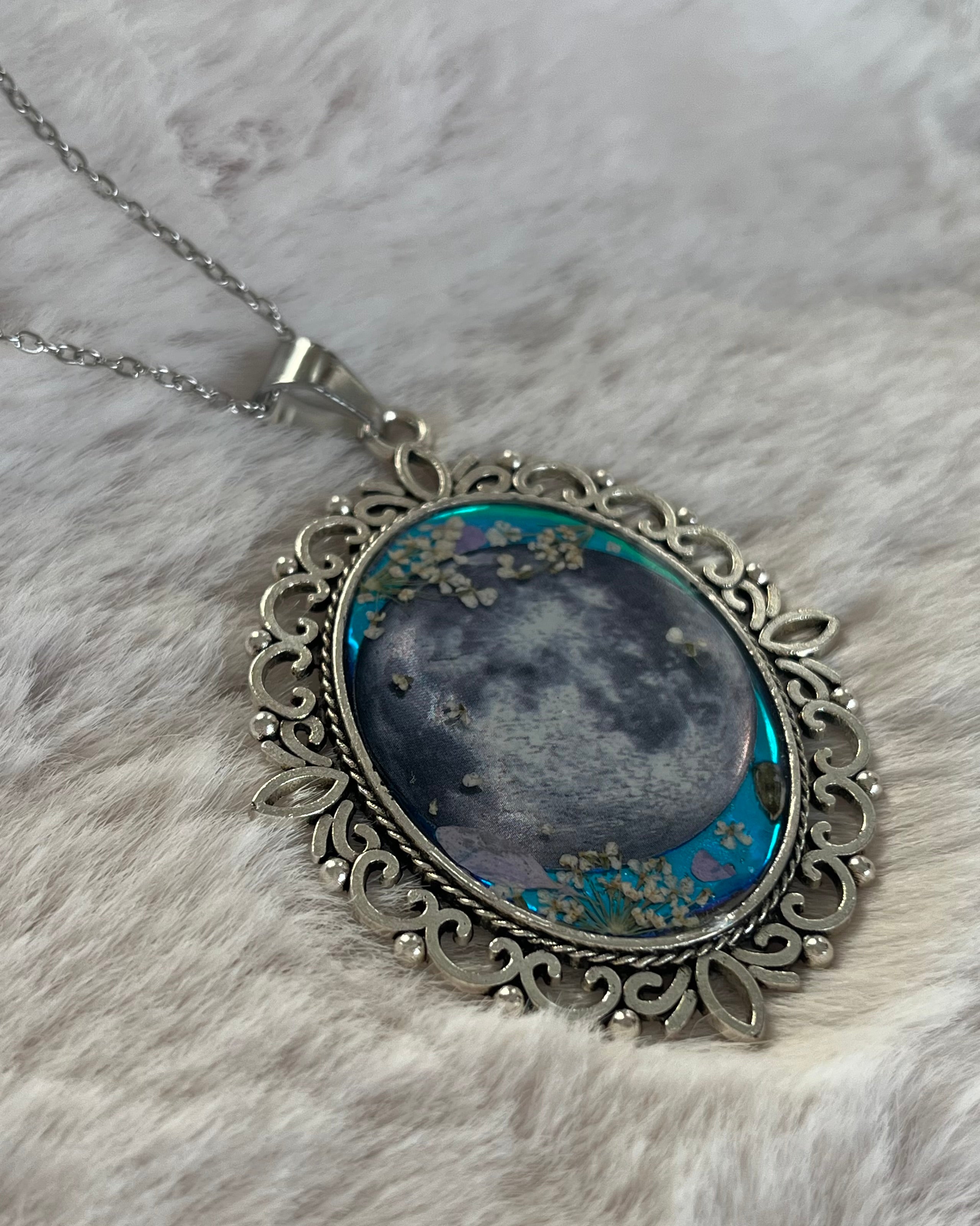 Colgante con camafeo • Luna entre flores