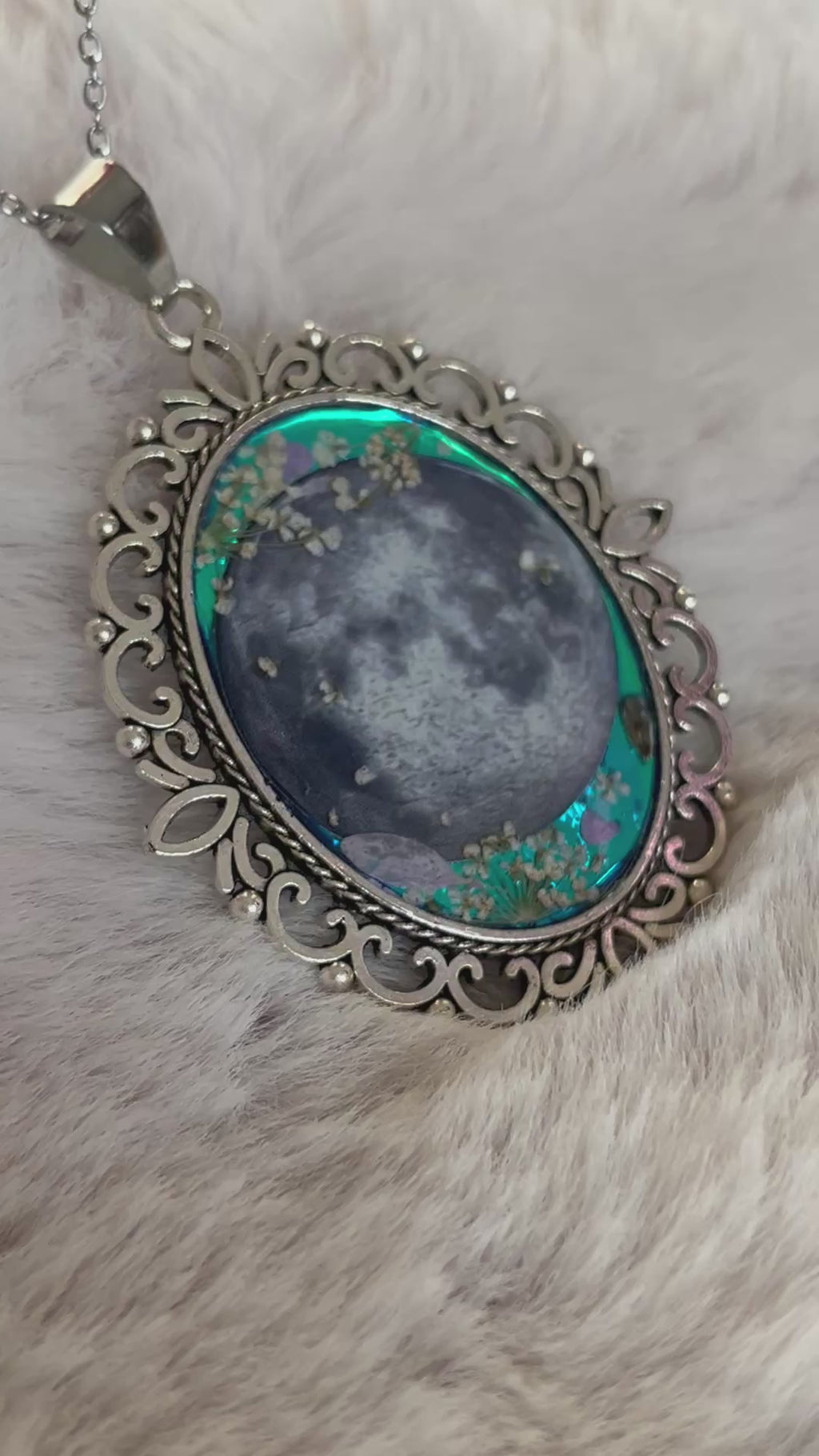 Colgante con camafeo • Luna entre flores