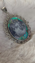 Colgante con camafeo • Luna entre flores