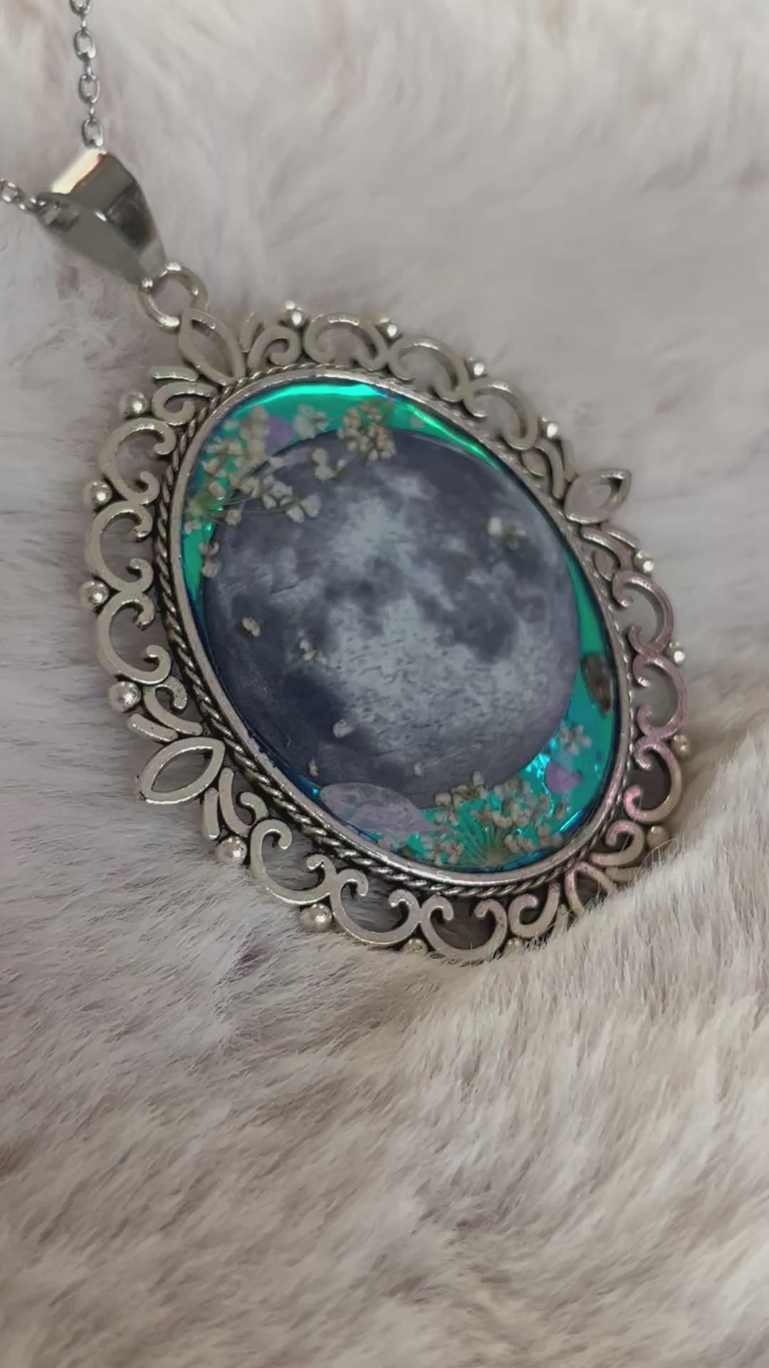 Colgante con camafeo • Luna entre flores